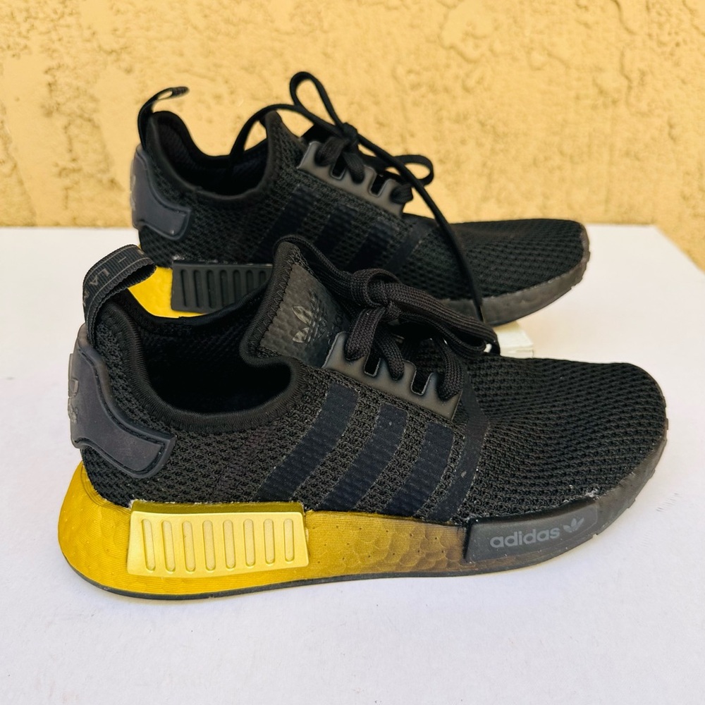NWOT Adidas Originals NMD R1 Black Carbon Gold big boys teens sneakers size 6